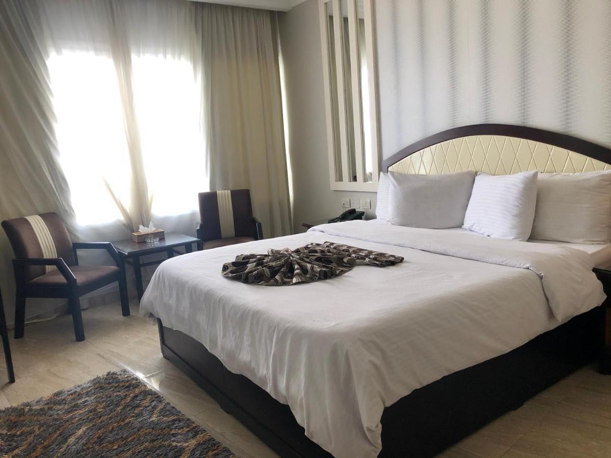 Fleet Club Mahrousa Alexandrië Buitenkant foto A bedroom at the hotel