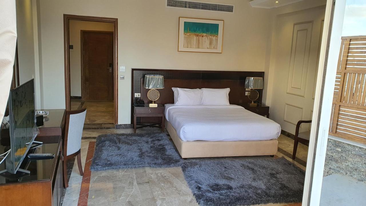 Fleet Club Mahrousa Alexandrië Buitenkant foto A bedroom at the hotel
