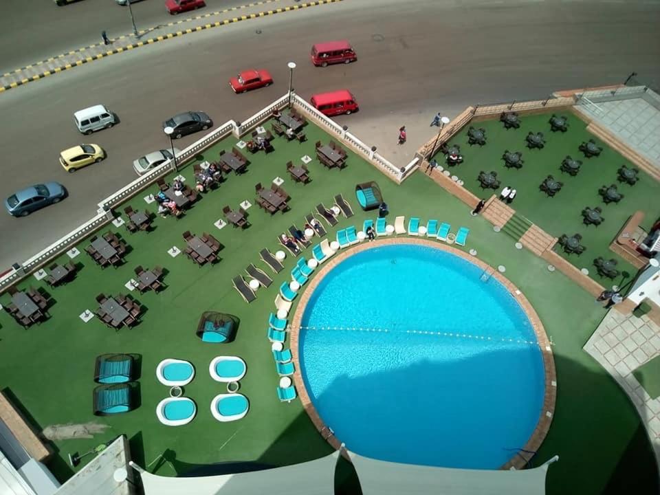 Fleet Club Mahrousa Alexandrië Buitenkant foto The pool at the hotel