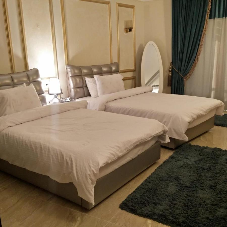 Fleet Club Mahrousa Alexandrië Buitenkant foto A bedroom in the hotel