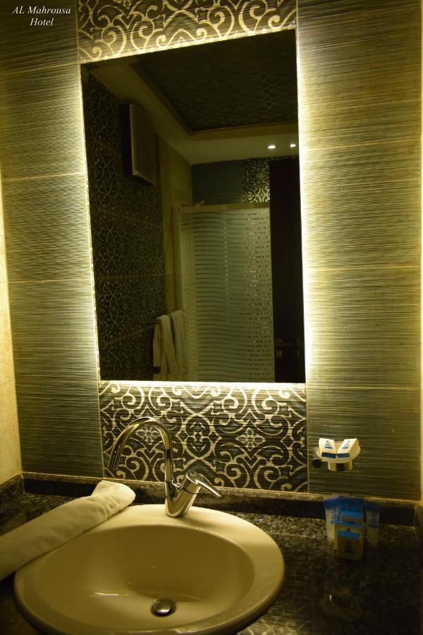 Fleet Club Mahrousa Alexandrië Buitenkant foto Bathroom in the hotel