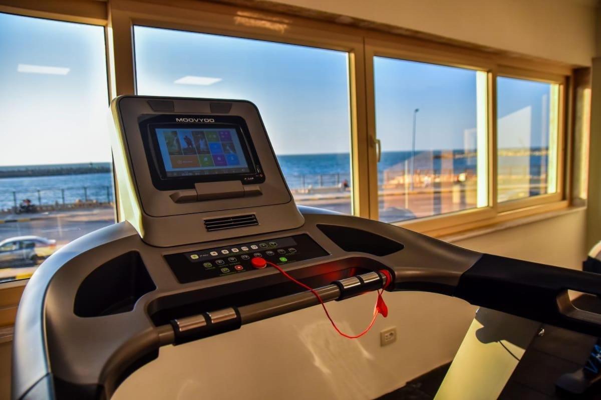 Fleet Club Mahrousa Alexandrië Buitenkant foto A treadmill with a touchscreen display