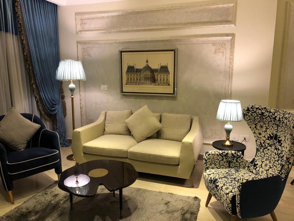 Fleet Club Mahrousa Alexandrië Buitenkant foto A living room in a suite at the hotel