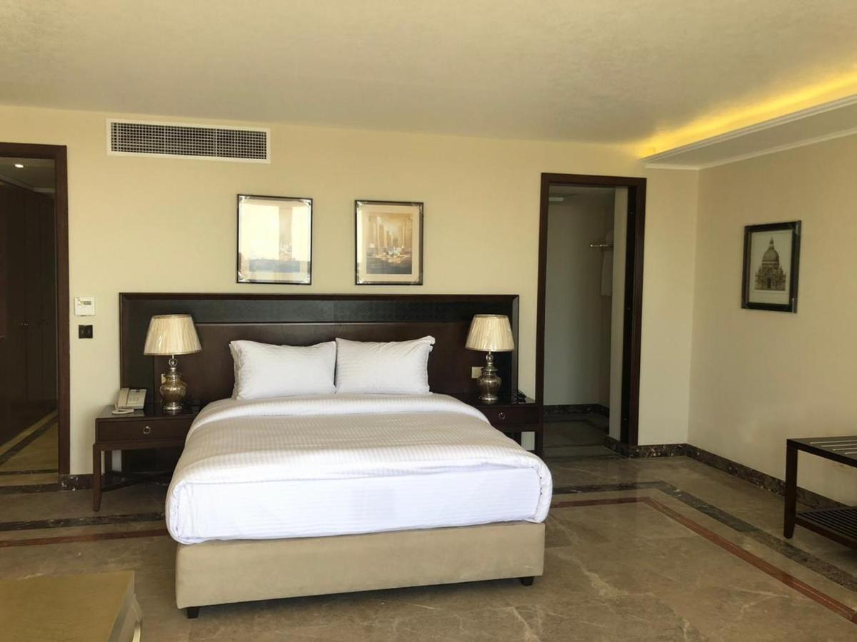 Fleet Club Mahrousa Alexandrië Buitenkant foto A bedroom at the hotel