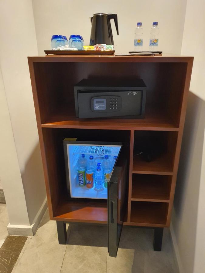 Fleet Club Mahrousa Alexandrië Buitenkant foto A mini-refrigerator in a hotel room