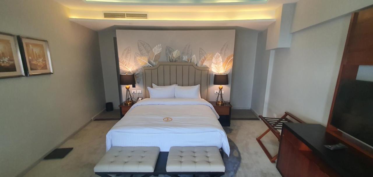 Fleet Club Mahrousa Alexandrië Buitenkant foto A bedroom at the hotel