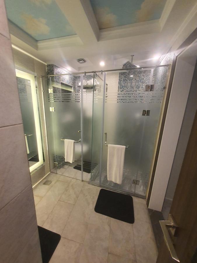 Fleet Club Mahrousa Alexandrië Buitenkant foto A shower with a sliding door