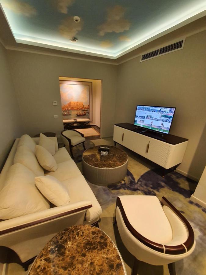 Fleet Club Mahrousa Alexandrië Buitenkant foto A living room in a suite at the hotel