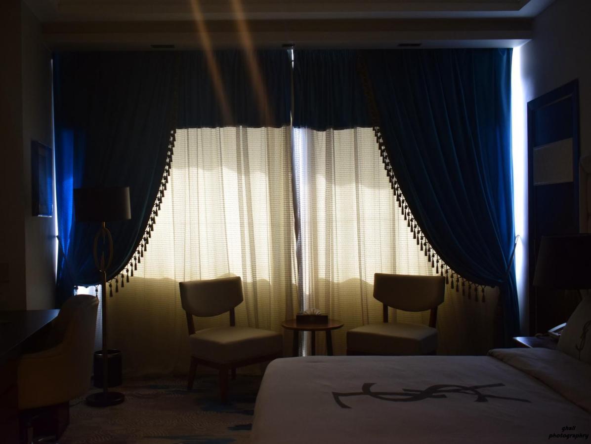 Fleet Club Mahrousa Alexandrië Buitenkant foto Curtains in a bedroom