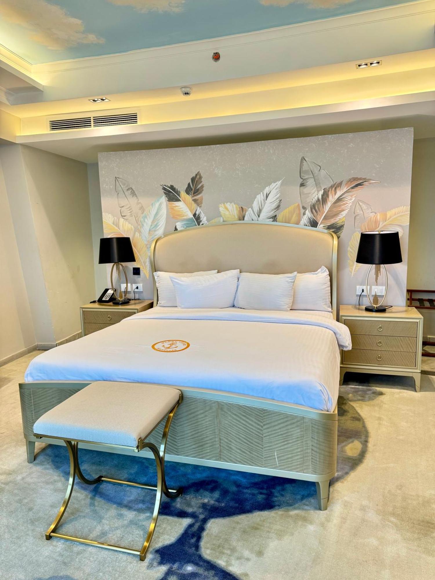 Fleet Club Mahrousa Alexandrië Buitenkant foto A bedroom at the hotel