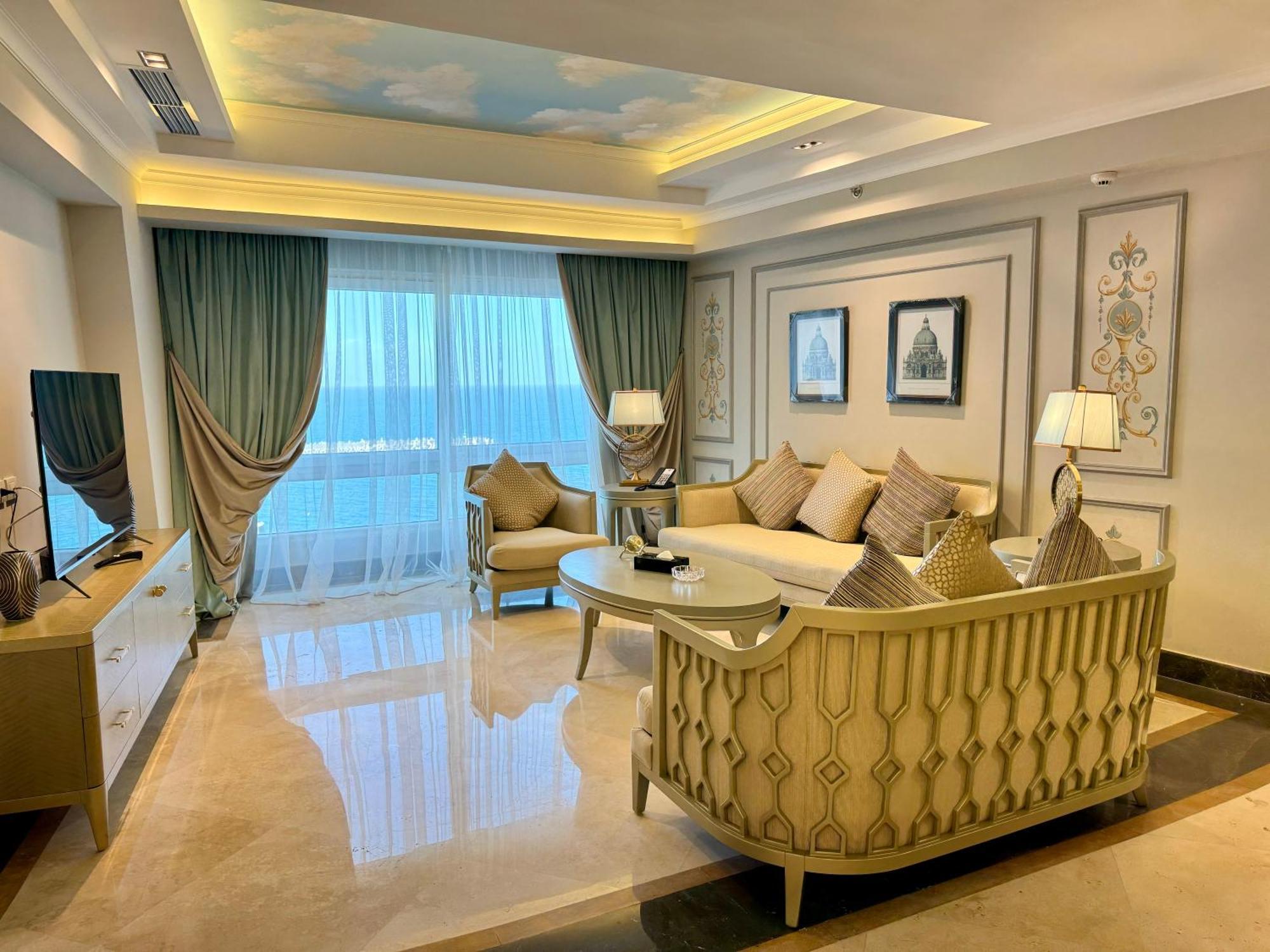 Fleet Club Mahrousa Alexandrië Buitenkant foto Living room of a suite at the hotel