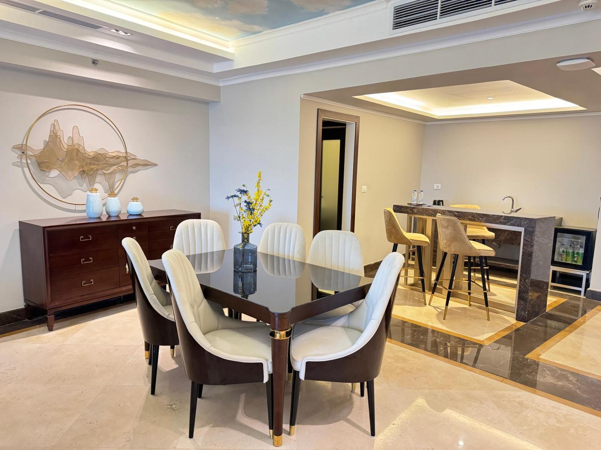 Fleet Club Mahrousa Alexandrië Buitenkant foto A dining room in a luxury apartment