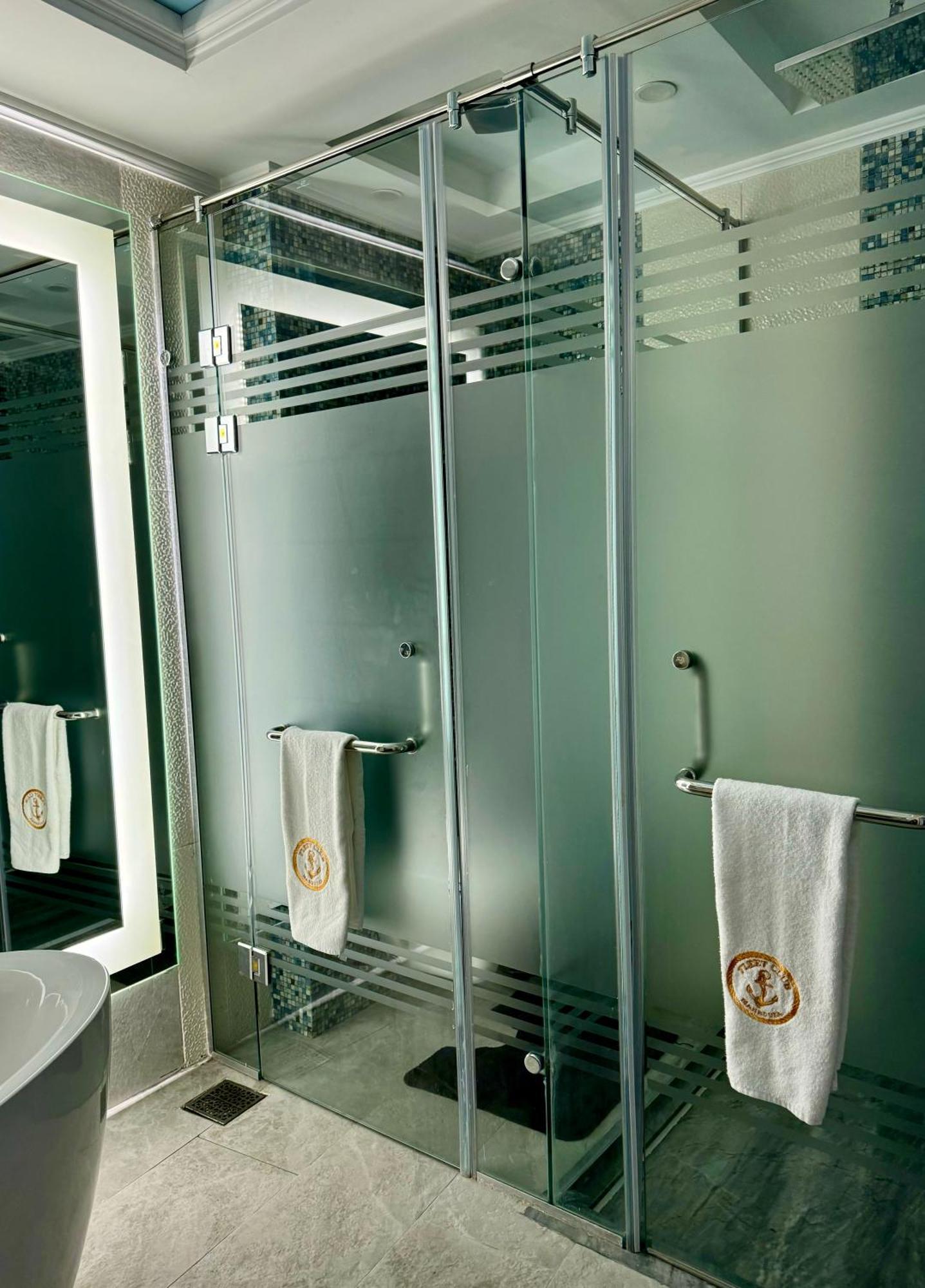 Fleet Club Mahrousa Alexandrië Buitenkant foto A shower door