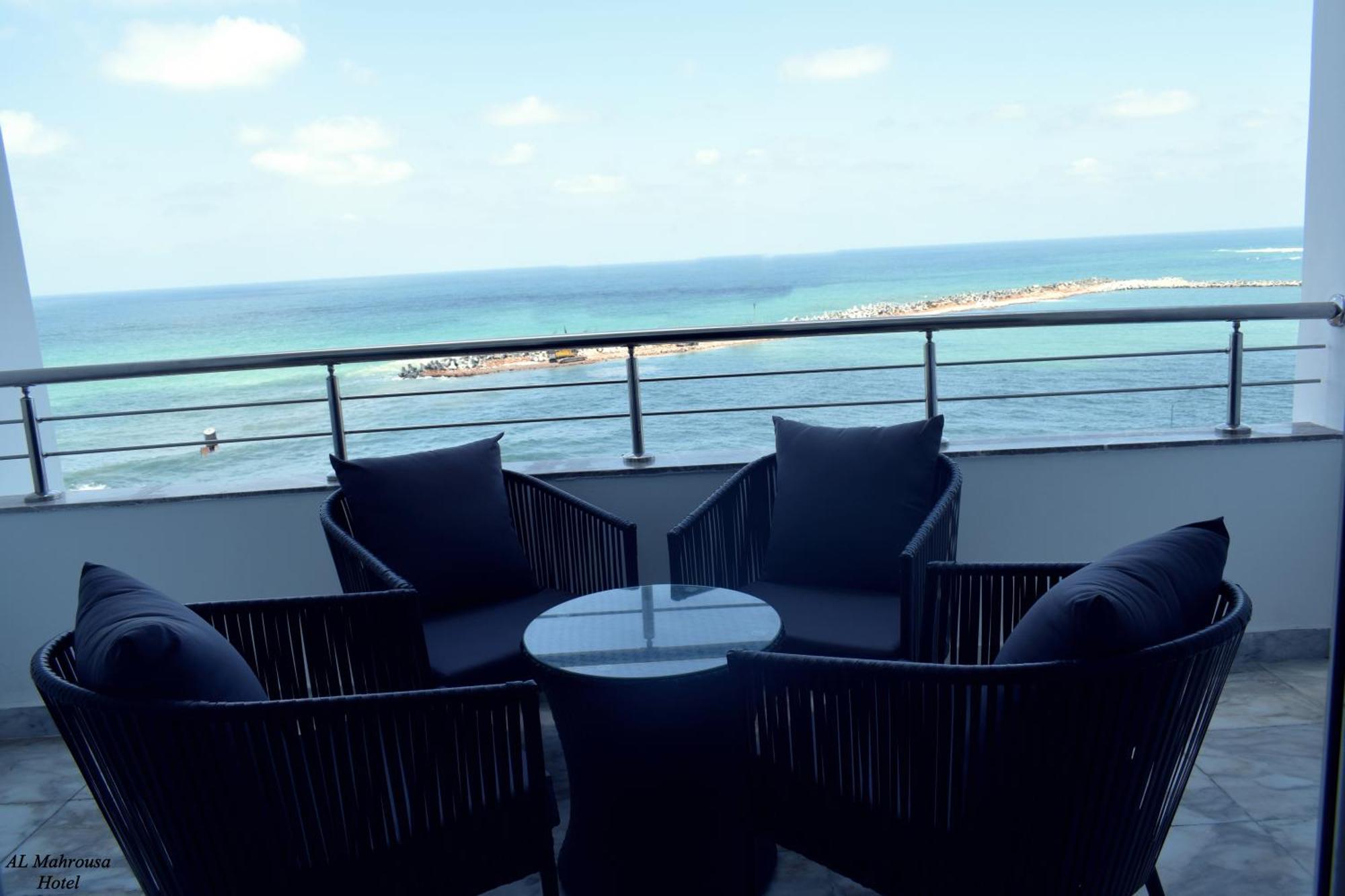 Fleet Club Mahrousa Alexandrië Buitenkant foto View from the balcony of a suite at the Hilton Colombo